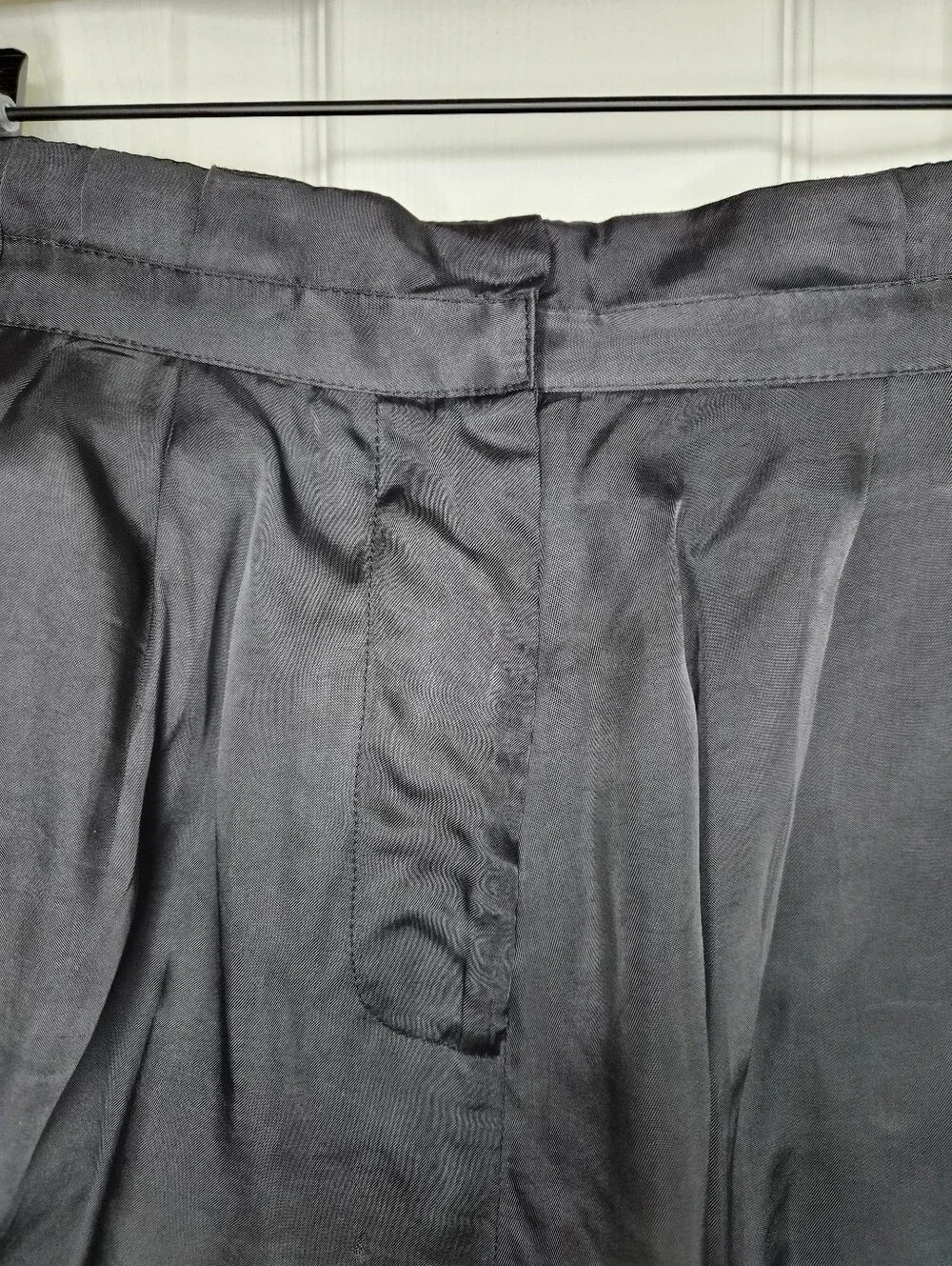 Elizabeth and James Black Pleated Cuffed Satin Shorts Women's Size S - Picture 6 of 14